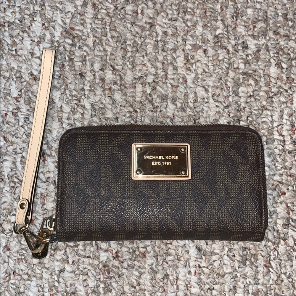 Micheal Kors wristlet